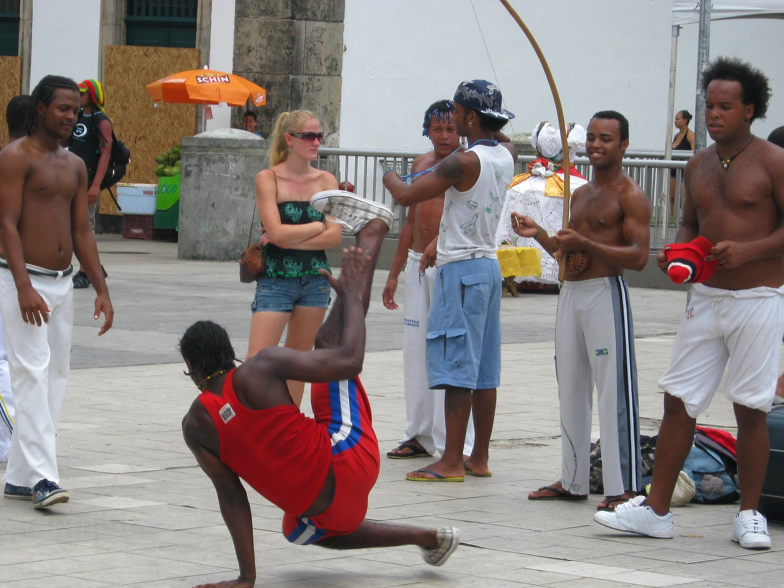 Aula de Capoeira — Salvador, Bahia · foto por Carnaval.com Studios from The Inner Mission San Francisco, Earth