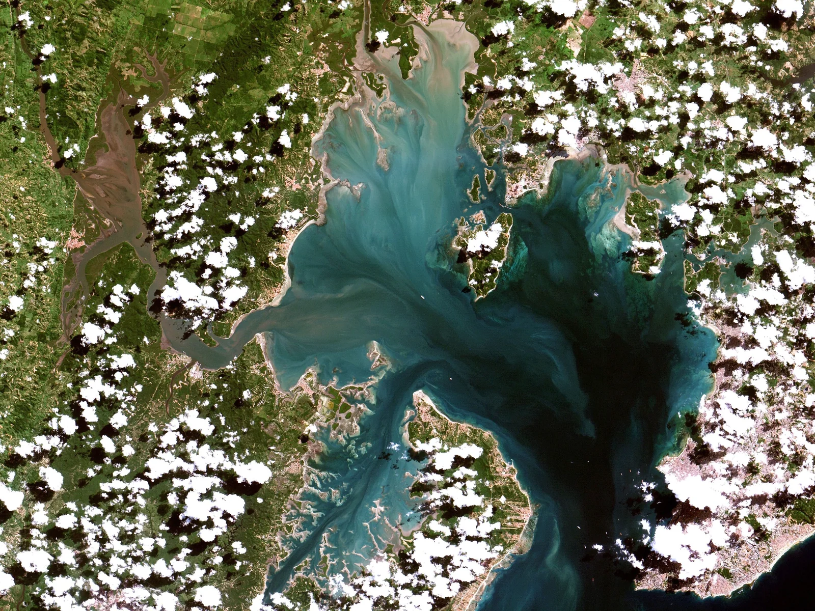 Voo Panorâmico — Salvador, Bahia · foto por Coordenação-Geral de Observação da Terra/INPE