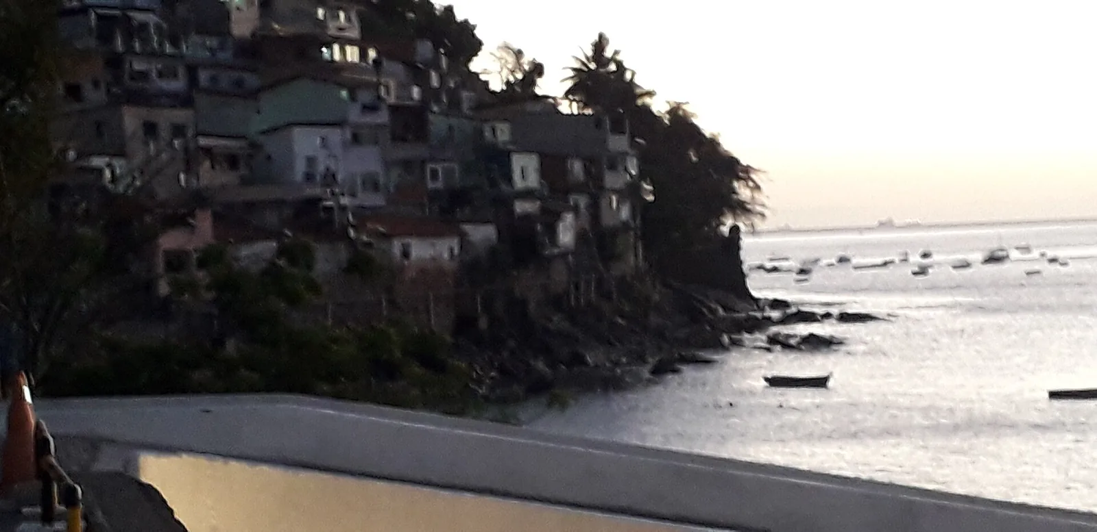 Comunidade da Gamboa de Baixo na encosta com vista para a Baía de Todos os Santos, Salvador