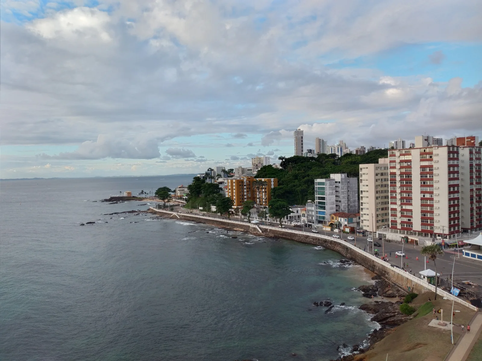 Vista da orla do Farol da Barra, Salvador.jpg