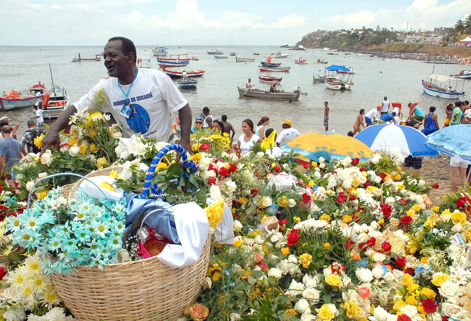 Oferendas à Iemanjá, na praia do Rio Vermelho