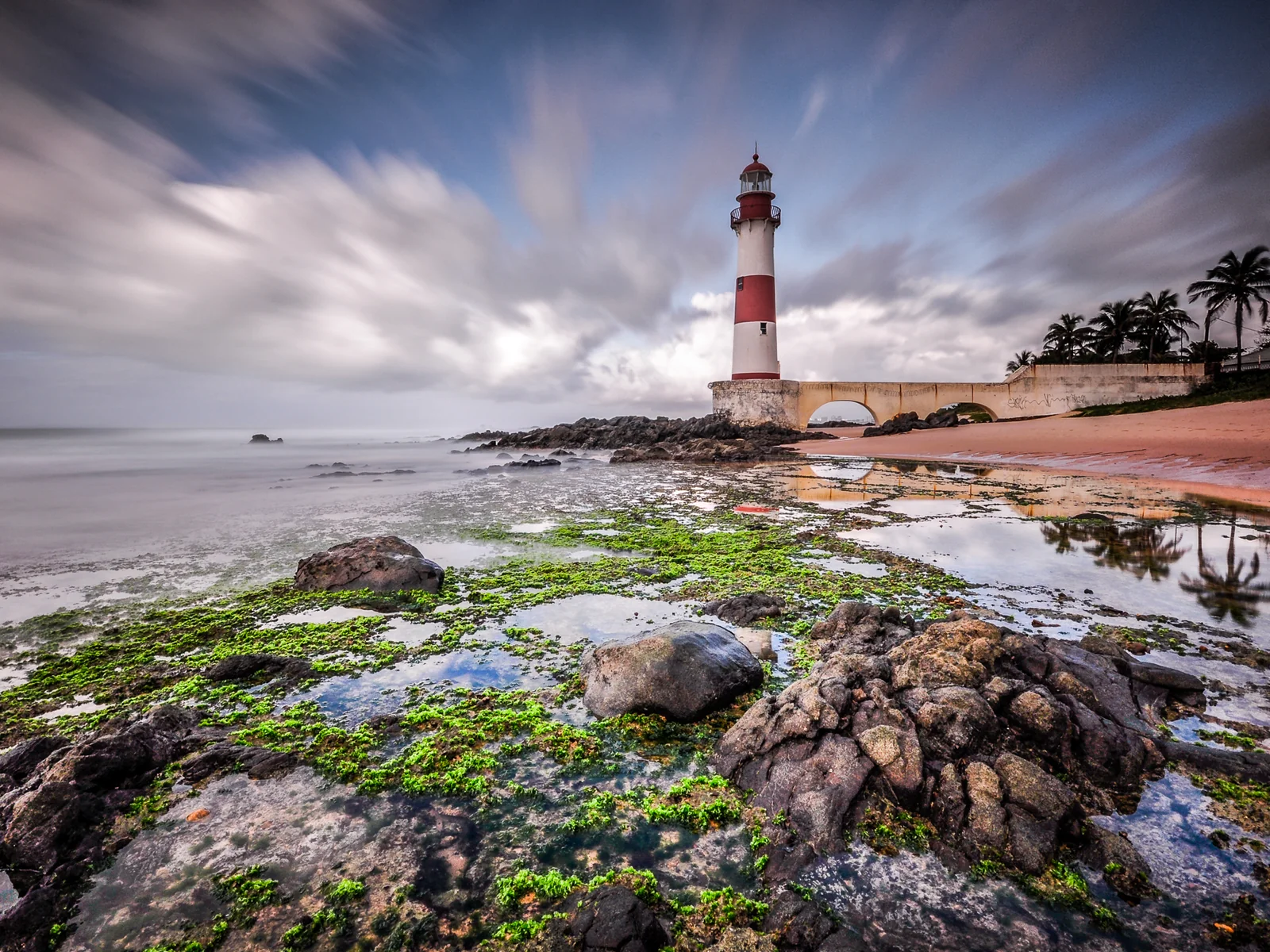 Farol de Itapuã - Pela manhã.jpg