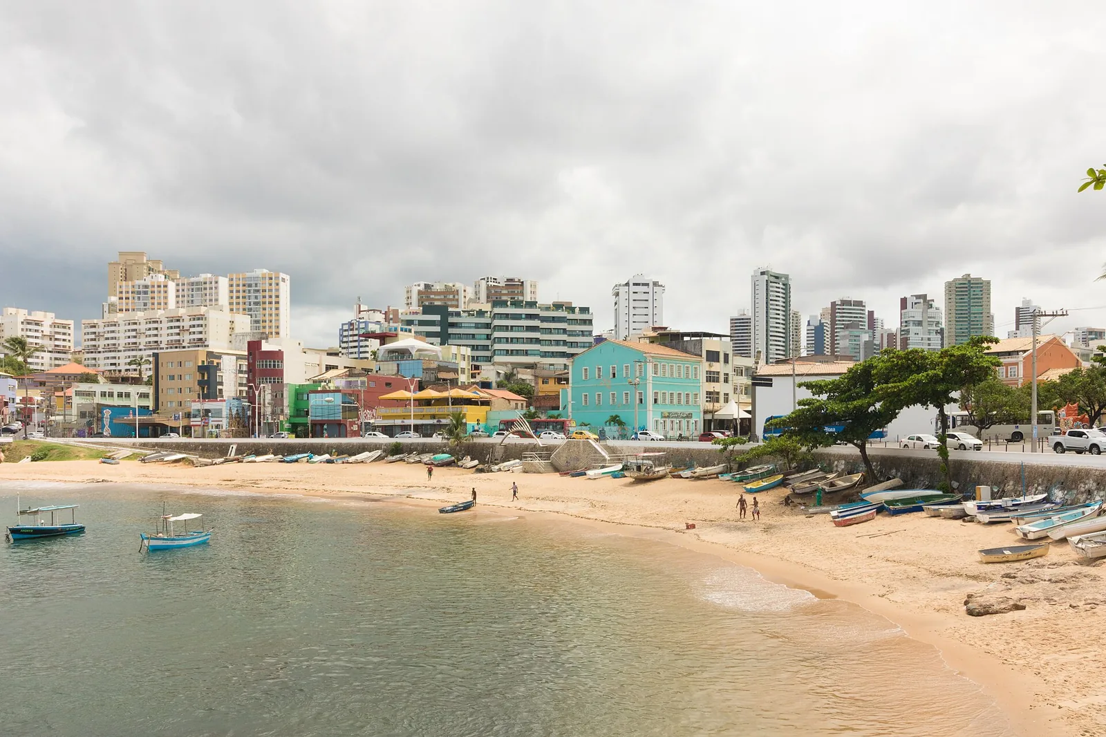 Praia do Rio Vermelho ao amanhecer, com a Casa do Peso ao fundo, Salvador