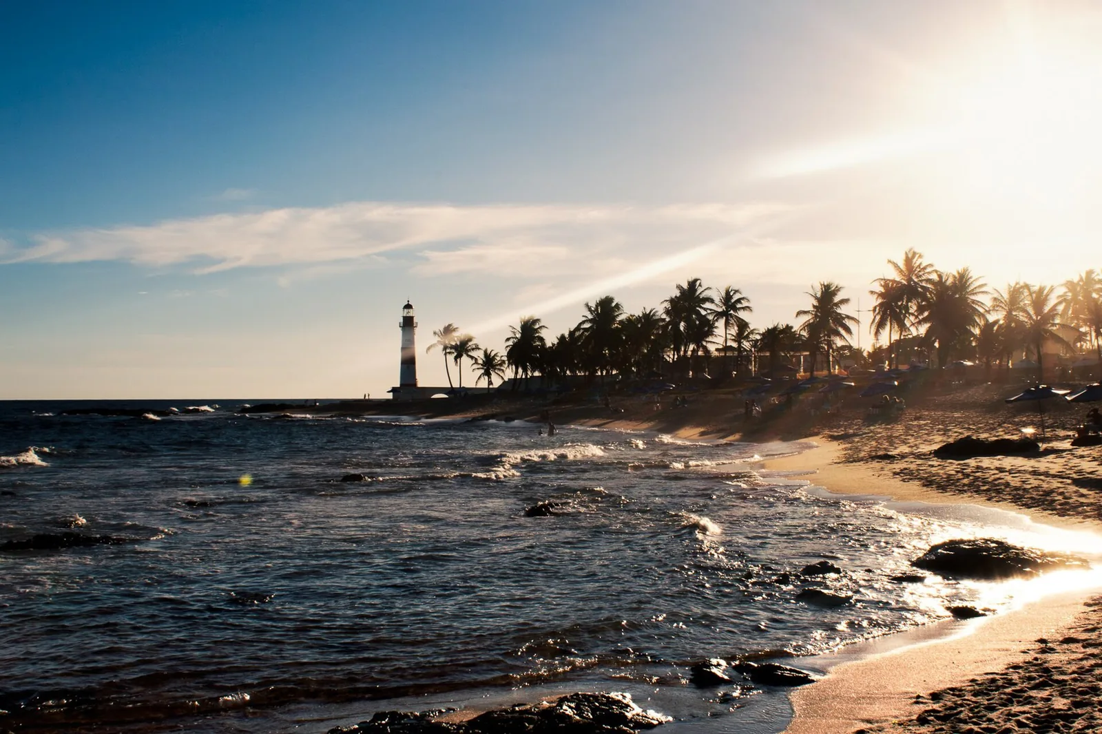 Jangadas tradicionais ancoradas na Praia de Itapuã ao amanhecer, Salvador