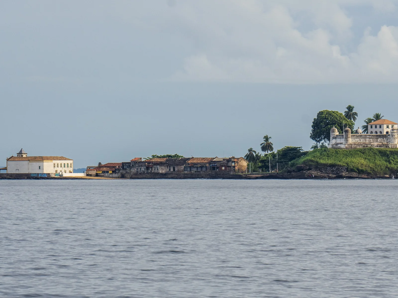 Ponta do Humaitá e Forte de Monte Serrat vistos da Baía de Todos os Santos