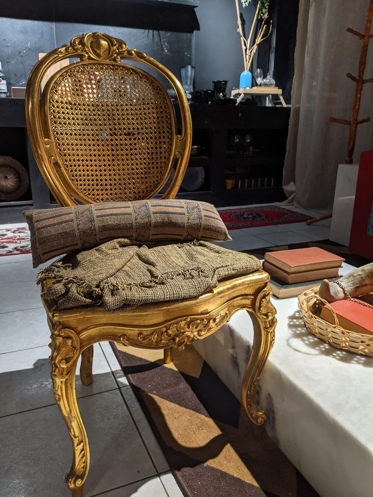 Cadeira dourada — Penthouse Jacuzzi ao Lado do Elevador, Salvador, Bahia