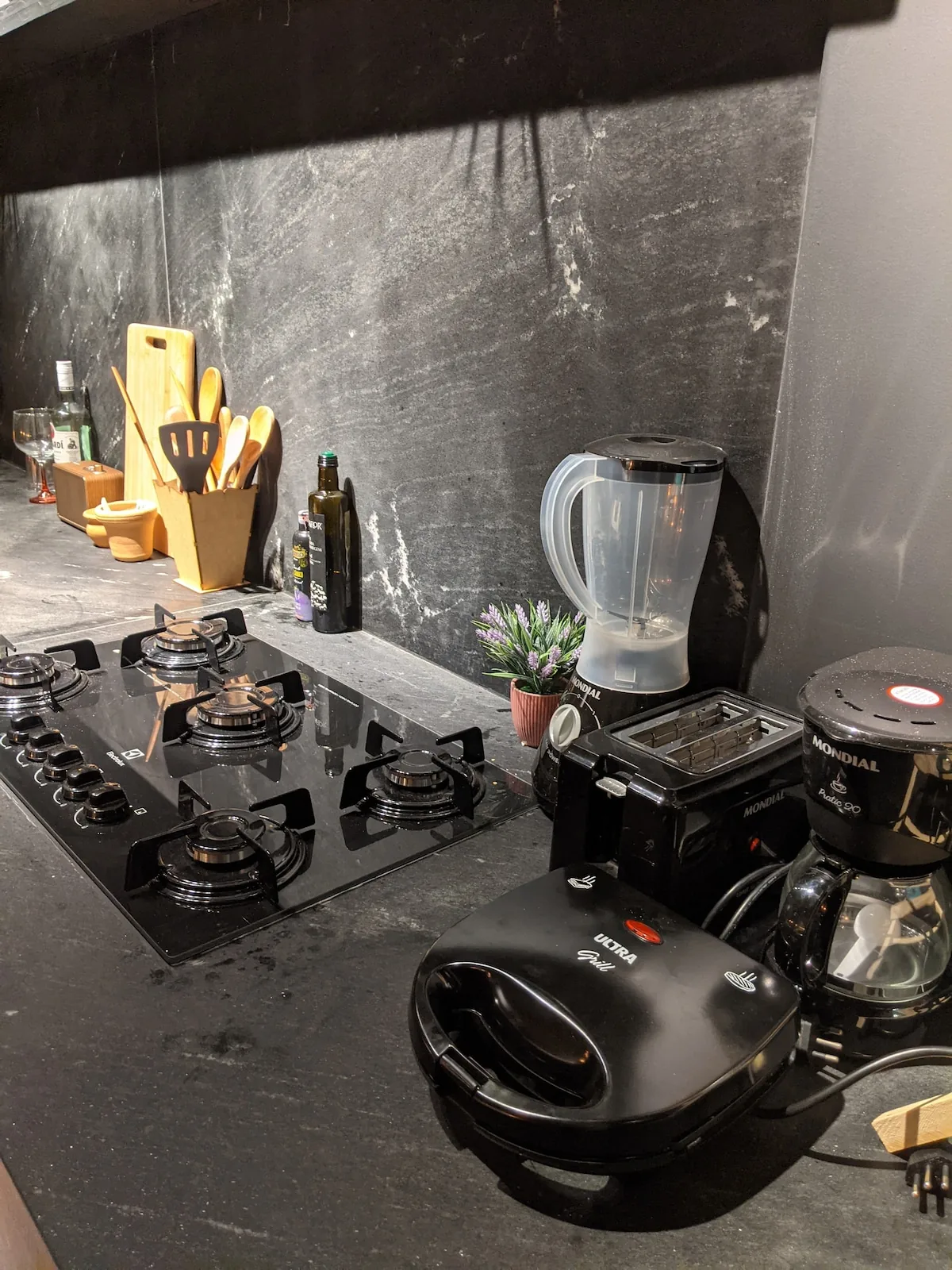 Cooktop 5 bocas e eletrodomésticos — Penthouse Jacuzzi ao Lado do Elevador, Salvador, Bahia